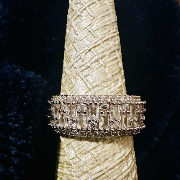 JUST IN ❤️Elegant Anniversary Engagement Silver Encrusted White Cubic Zi… - Picture 8 of 9